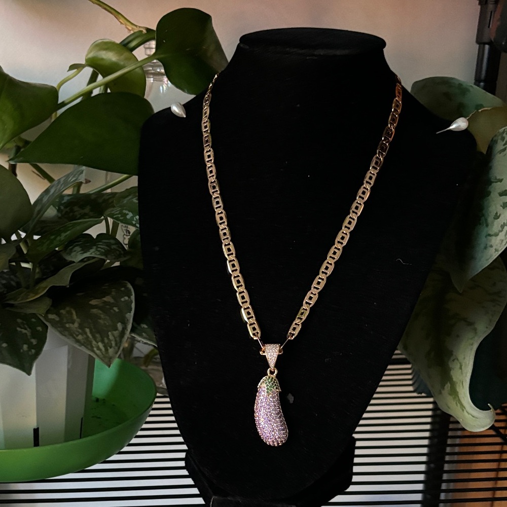 Elegant Gold and Pink Pendant Necklace